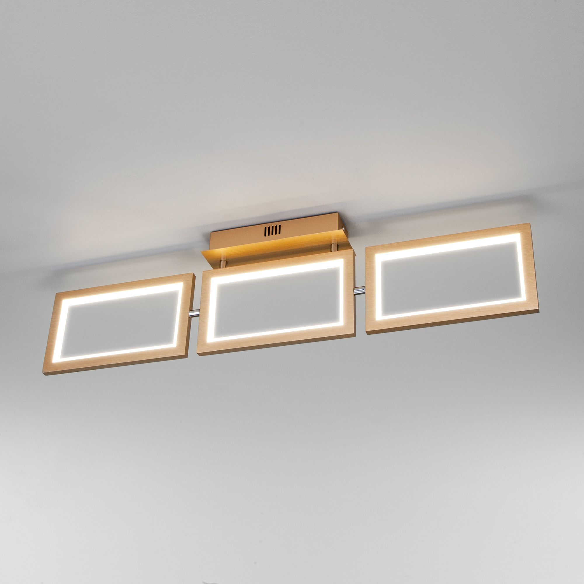Потолочный светодиодный светильник в стиле минимализм Eurosvet Maya 90223/3 матовое золото. Фото 1