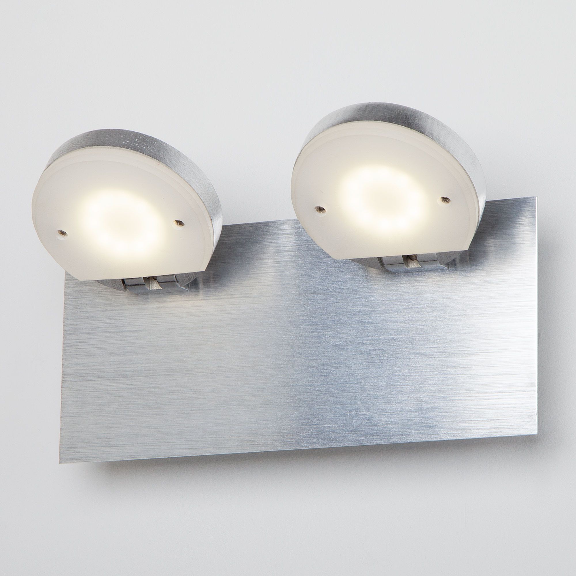 Светодиодный настенный светильник с поворотными плафонами Eurosvet Cover 20004/2 алюминий. Фото 2