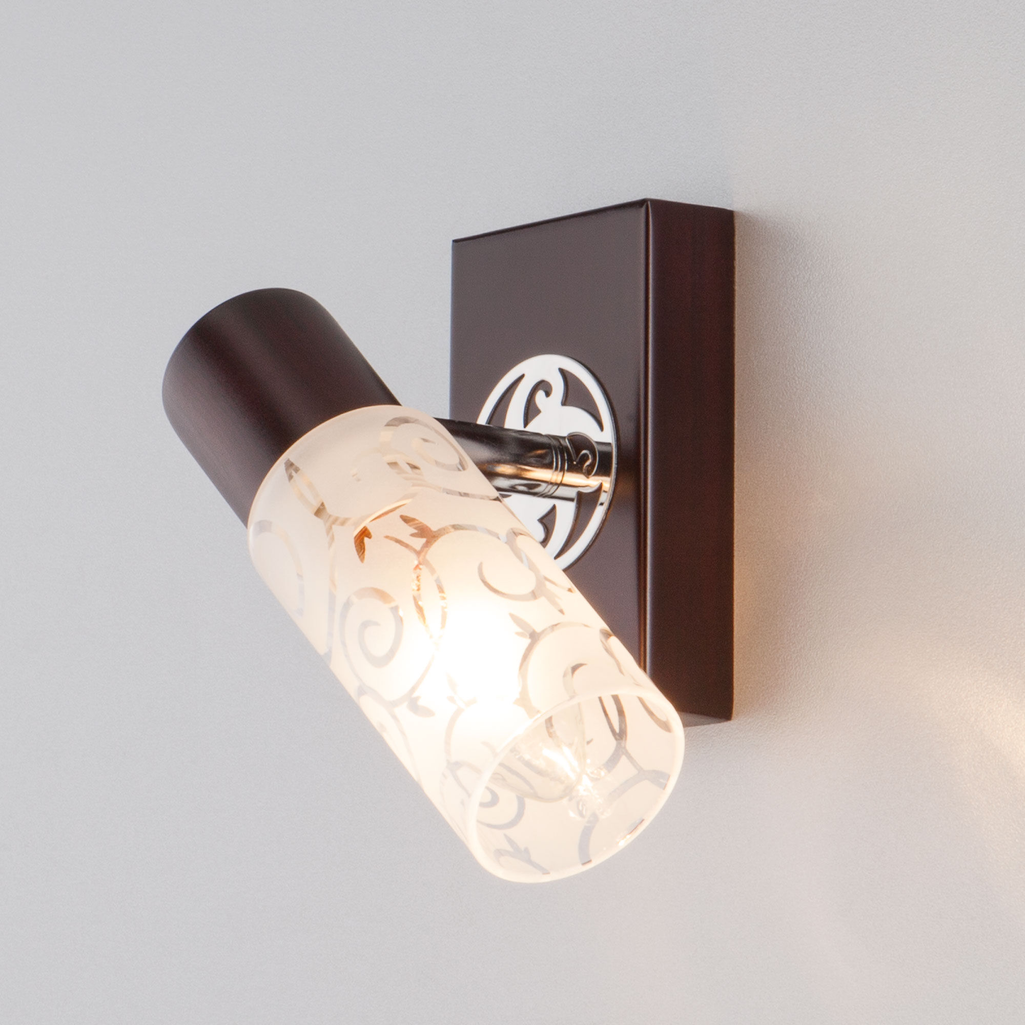 Настенный светильник со стеклянным плафоном Eurosvet Astoria 21130/1 хром / венге. Фото 3