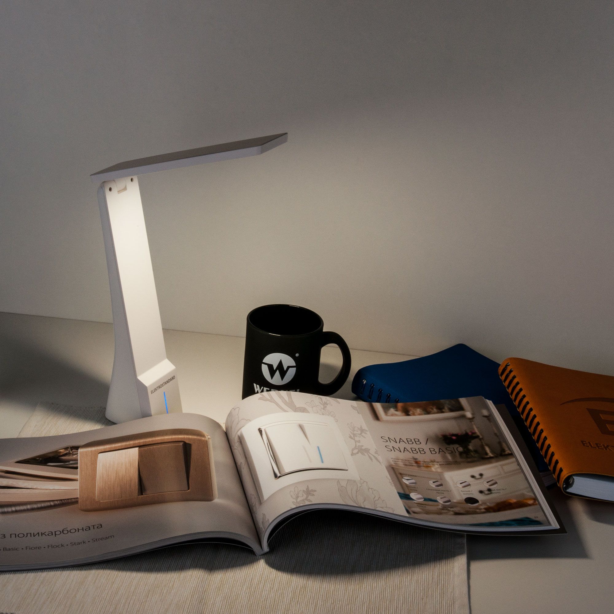 Настольный аккумуляторный светодиодный светильник Elektrostandard Desk Desk белый/золотой (TL90450). Фото 2
